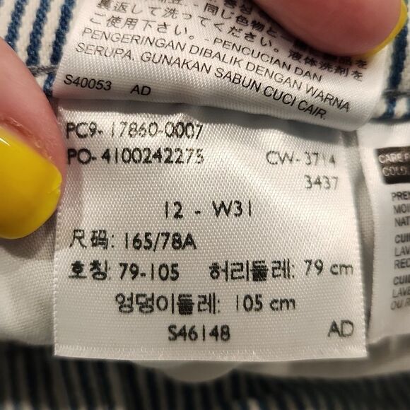 Blue and white striped Levi's capris - Picture 9 of 11